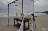 Altar do casamento na praia da Ilha do Mel, no litoral do Paraná